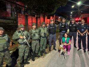 Imagem da notícia - Pitbull desnutrido é resgatado comendo outro cão morto em casa abandonada em Manaus